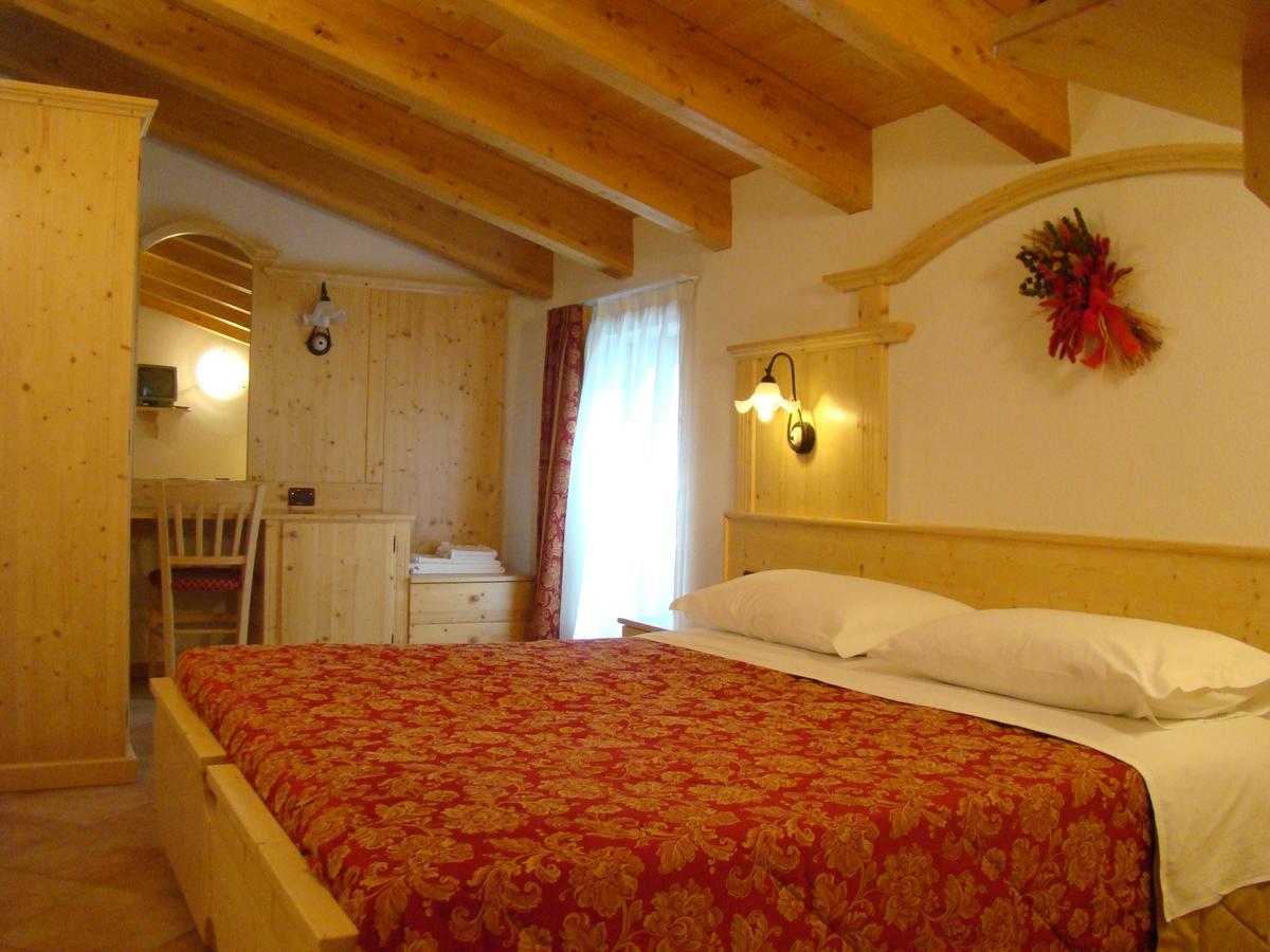 Hotel Pizzo Degli Uccelli กาสเตลโล เตซิโน ภายนอก รูปภาพ